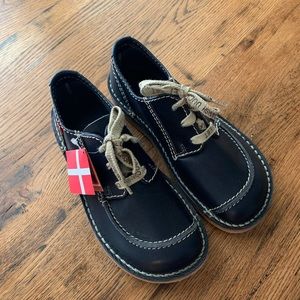 NWT Duckfeet Shows - Navy Blue - Size 40